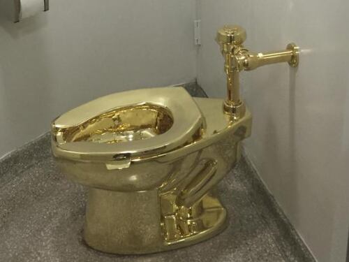 Chiede al museo un Van Gogh e per Trump c'è solo il wc d'oro