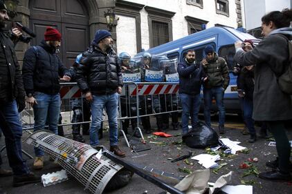 Uova sui poliziotti: la protesta dei centri sociali a Milano 8