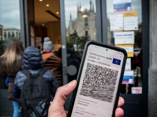 Il Friuli anticipa il super green pass. Albergatori e prof: "Noi discriminati"