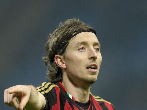 Montolivo rinnova con il Milan: l'ironia dei tifosi rossoneri sul web