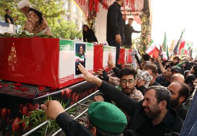 Teheran scende in piazza per i funerali dei "martiri" della guerra dei 12 giorni 2