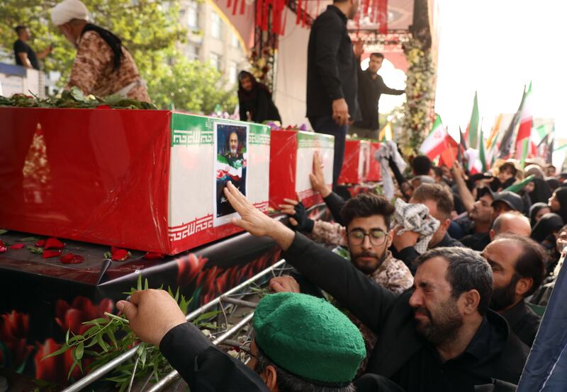 Teheran scende in piazza per i funerali dei "martiri" della guerra dei 12 giorni 2