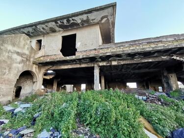 La baraccopoli e i rifiuti vicino al villaggio nomadi autorizzato 3