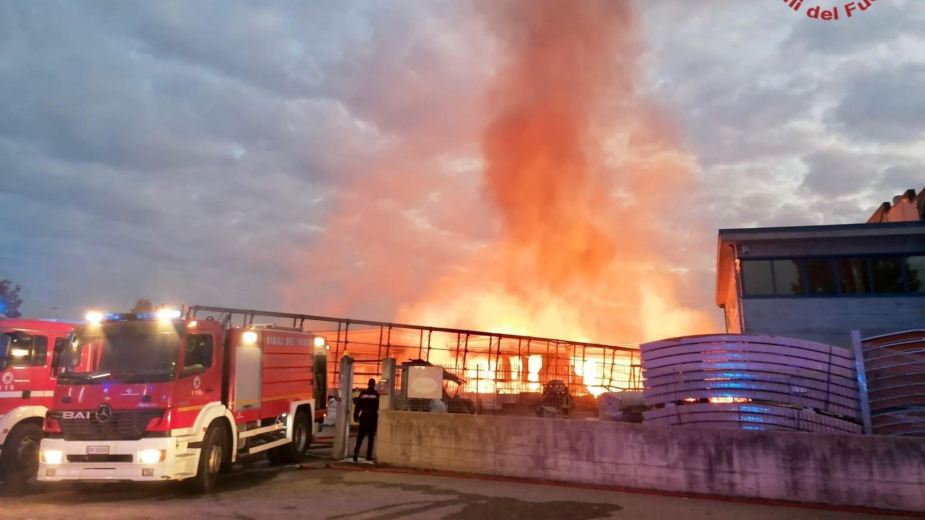 Devastante incendio nell'area industriale di Torino: si teme rischio ambientale