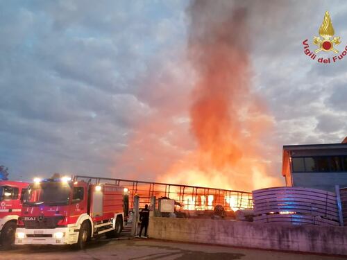 Devastante incendio nell'area industriale di Torino: si teme rischio ambientale