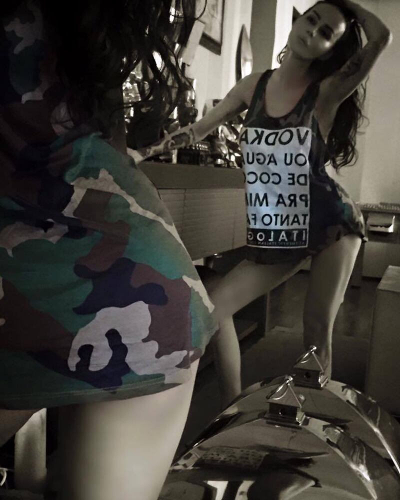 Nina Moric, topless su Facebook 25