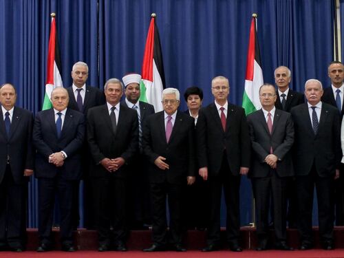 Giura a Ramallah il governo d'unità nazionale palestinese di Hamdallah