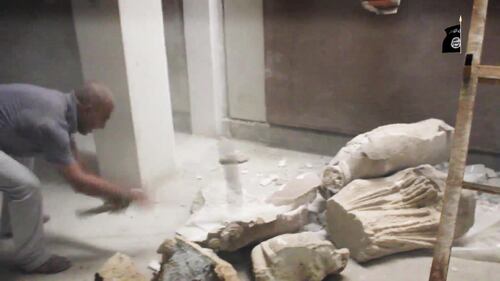 Gli uomini dell'Isis si accaniscono sulle opere d'arte 10