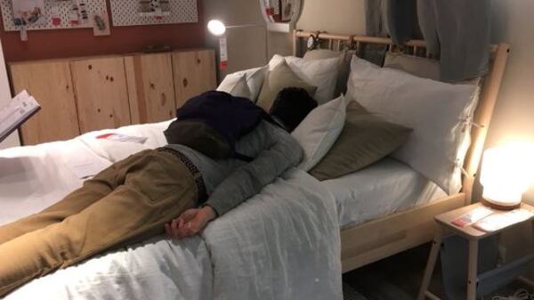 Gb, 200 persone bloccate per un incidente: Ikea offre letti nello store