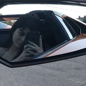 Kylie Jenner sexy alla finestra 26
