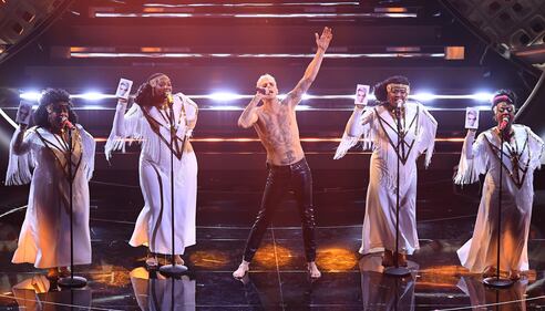 Sanremo 2022, Achille Lauro si battezza sul palco dell'Ariston 2