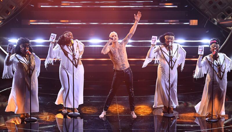 Sanremo 2022, Achille Lauro si battezza sul palco dell'Ariston 2