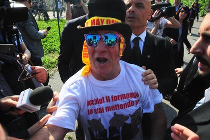 All'arrivo di Berlusconi parte la contestazione 2