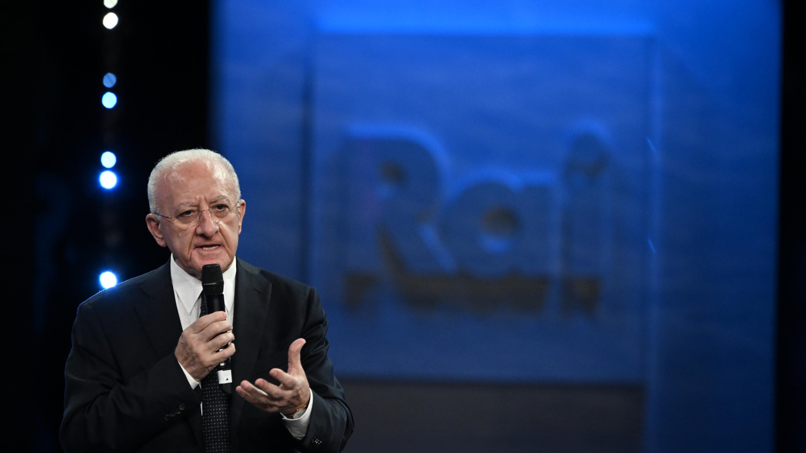 "Nel Pd cafoni, maleducati e presuntuosi". De Luca sfata il mito della sinistra raffinata