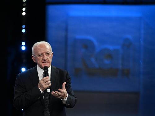 "Berlinguer una sòla, Corona troglodita". Lo show di De Luca ai palinsesti Rai