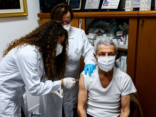 Le regole dei vaccini. Anche sugli avanzi priorità agli anziani e ok ai "domiciliati". Si parte in farmacia