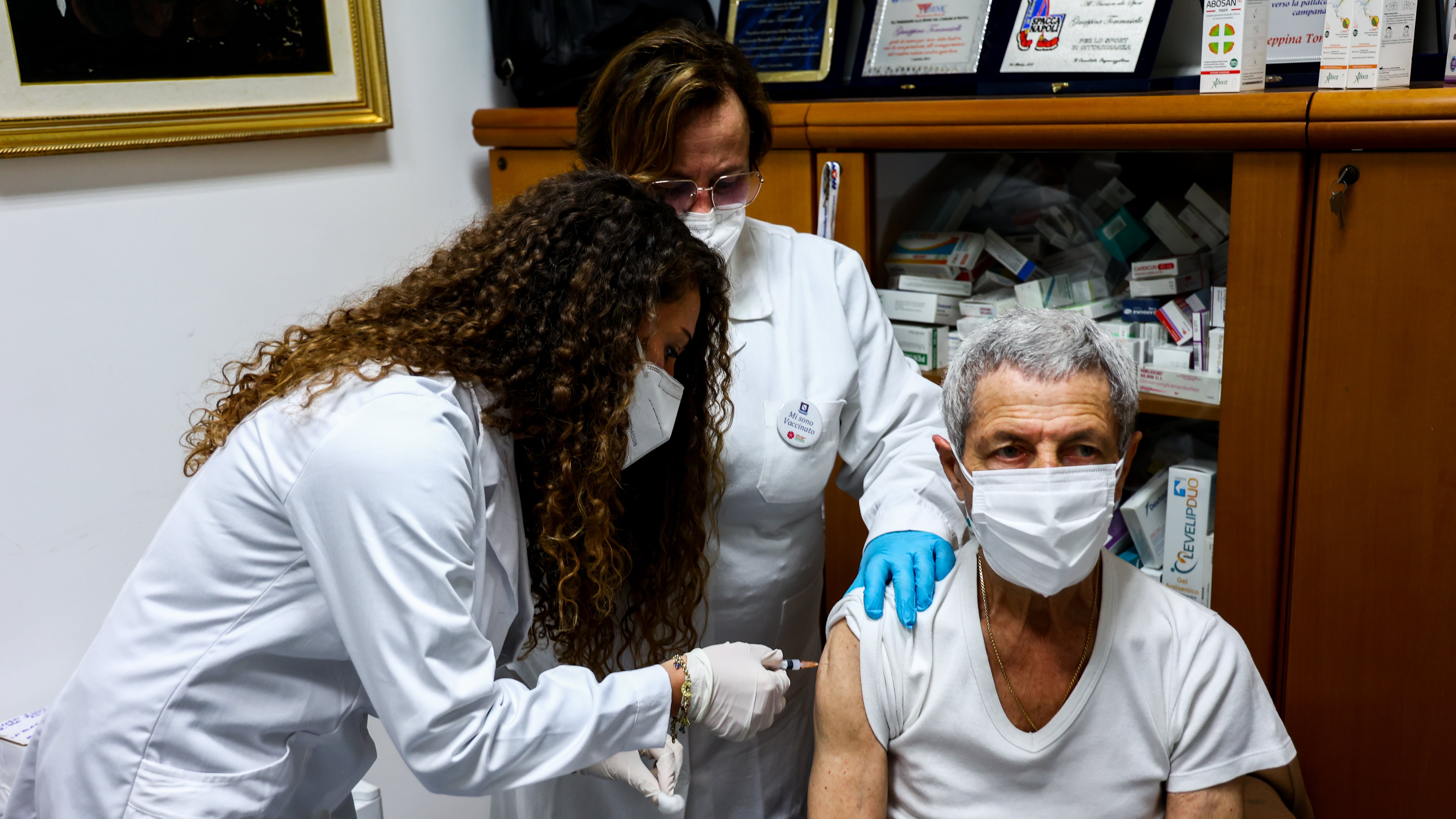 Le regole dei vaccini. Anche sugli avanzi priorità agli anziani e ok ai "domiciliati". Si parte in farmacia