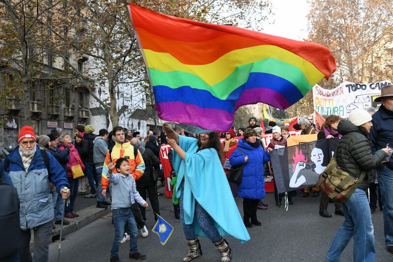 Milano, scende in piazza il corteo contro la chiusura del centro di via Corelli e il decreto Salvini 3