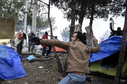 Scontri tra migranti e polizia 1