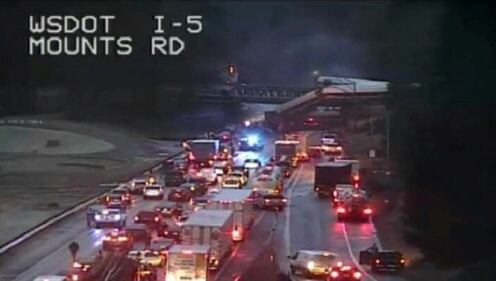 Seattle, treno deraglia e precipita sull'autostrada 23