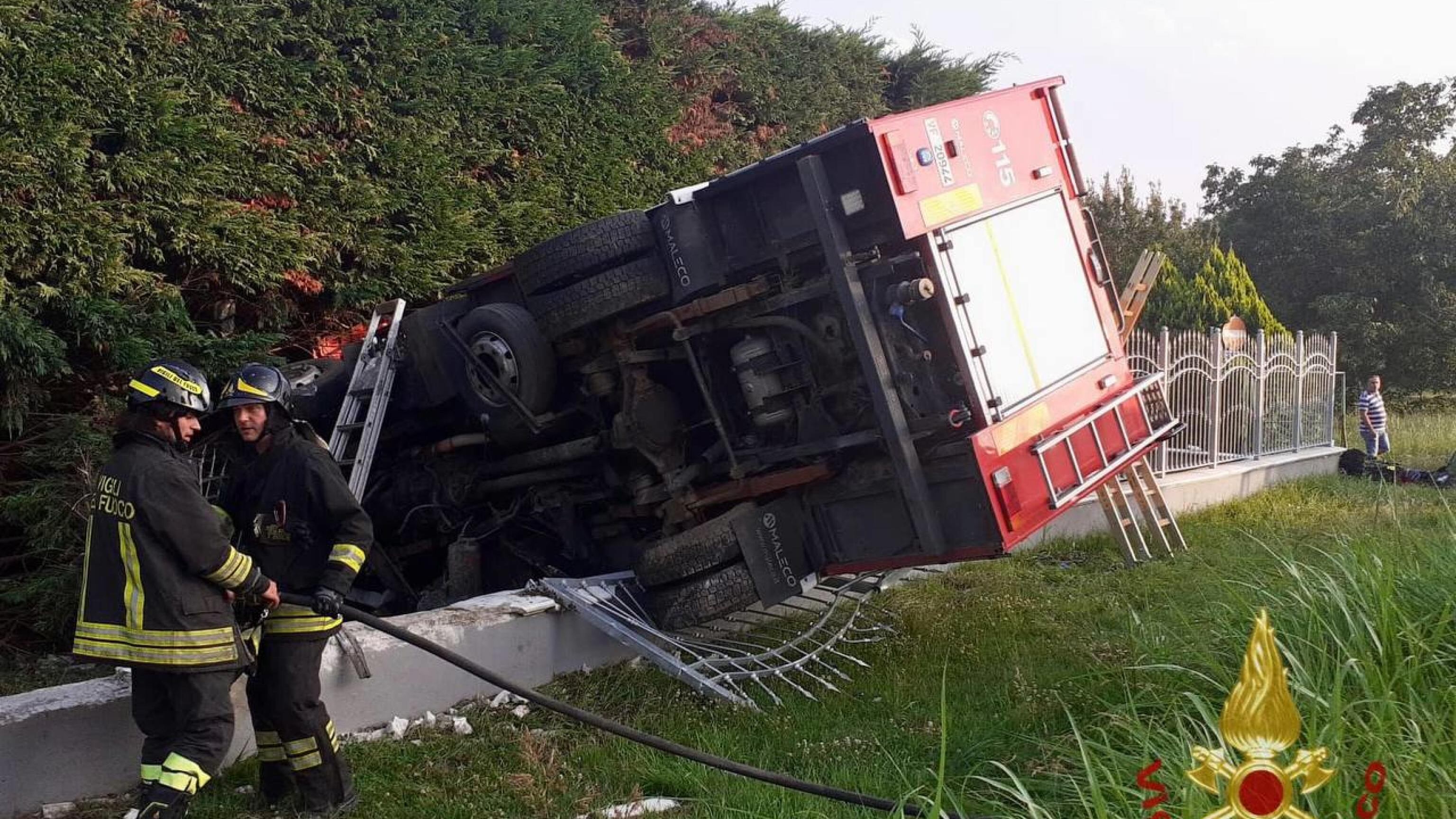 Tragedia nel Torinese, si ribalta l'autopompa dei Vigili del fuoco: un morto e due feriti