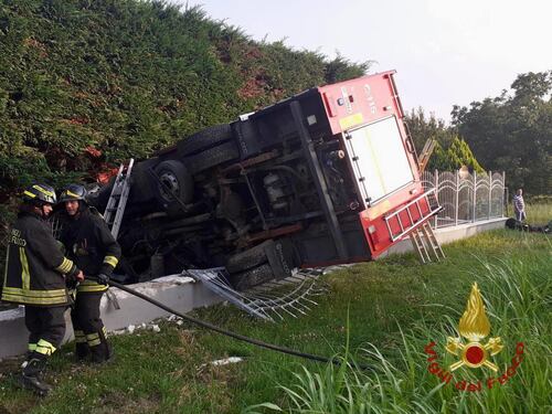 Tragedia nel Torinese, si ribalta l'autopompa dei Vigili del fuoco: un morto e due feriti
