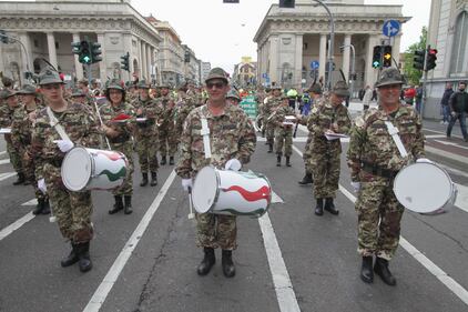 A Milano sfilano gli Alpini: 500mila penne nere invadono il centro 12