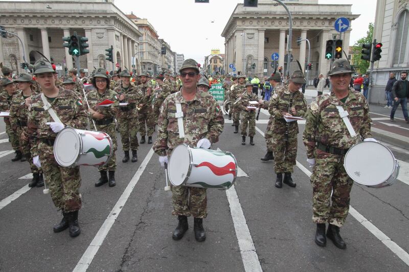 A Milano sfilano gli Alpini: 500mila penne nere invadono il centro 12