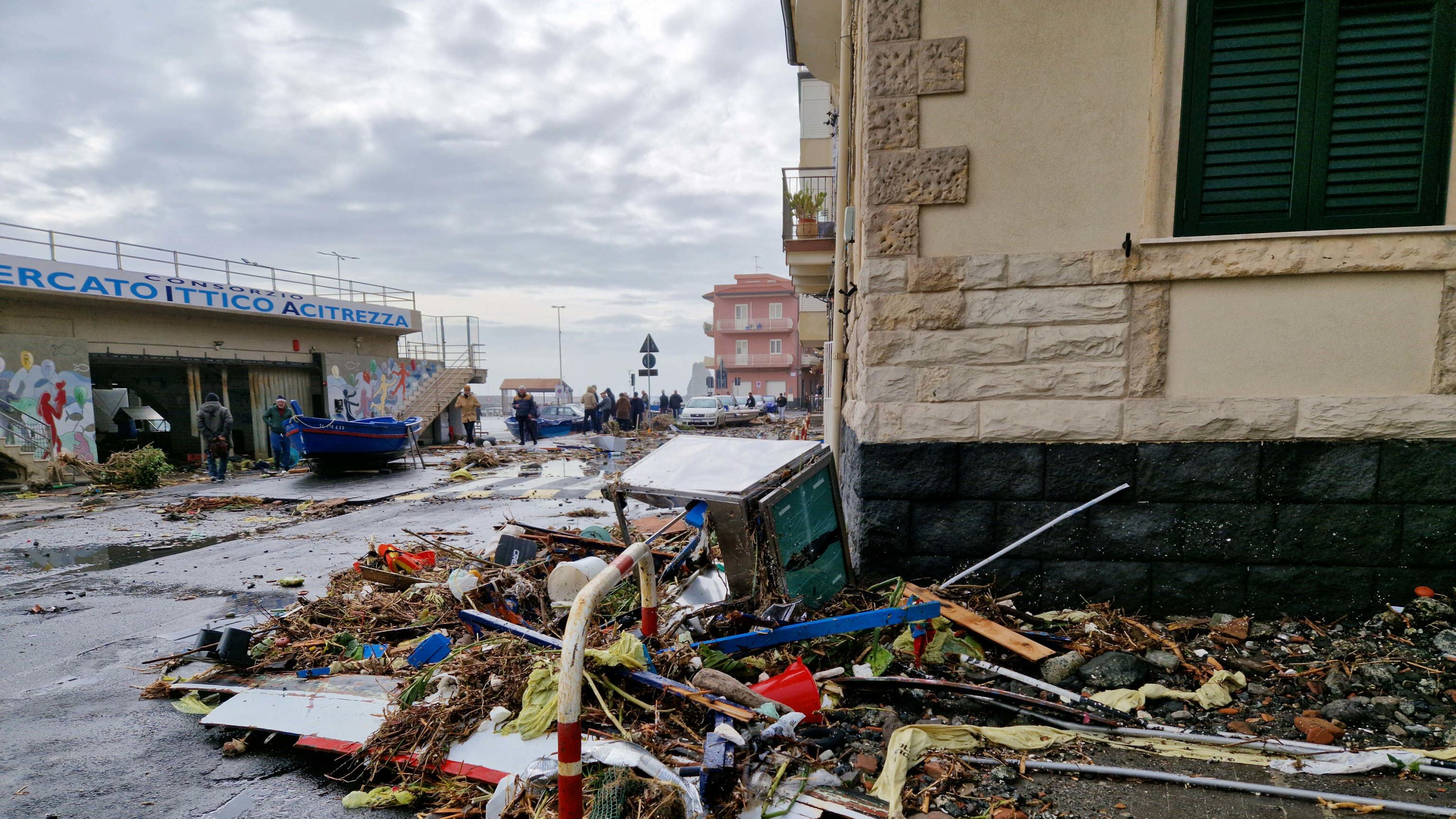 Mareggiate e raffiche di vento: il maltempo mette in ginocchio il Sud