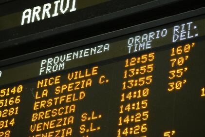 Genova, treni in ritardo dopo il crollo del ponte  10