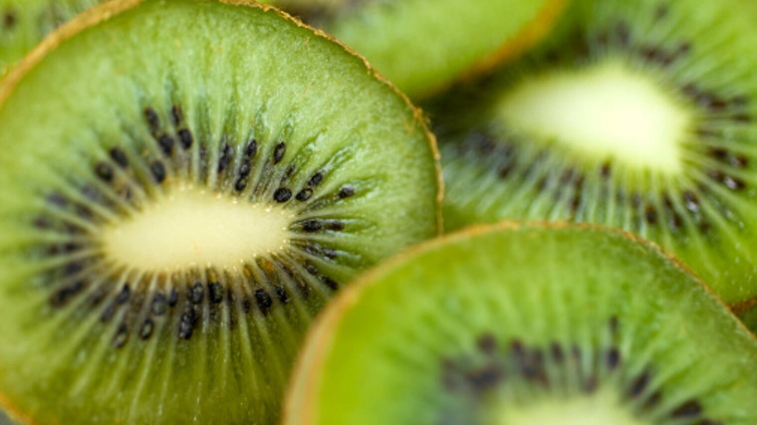 Kiwi, salmone e centrifughe per non ingrassare a Natale