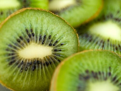 Kiwi, salmone e centrifughe per non ingrassare a Natale
