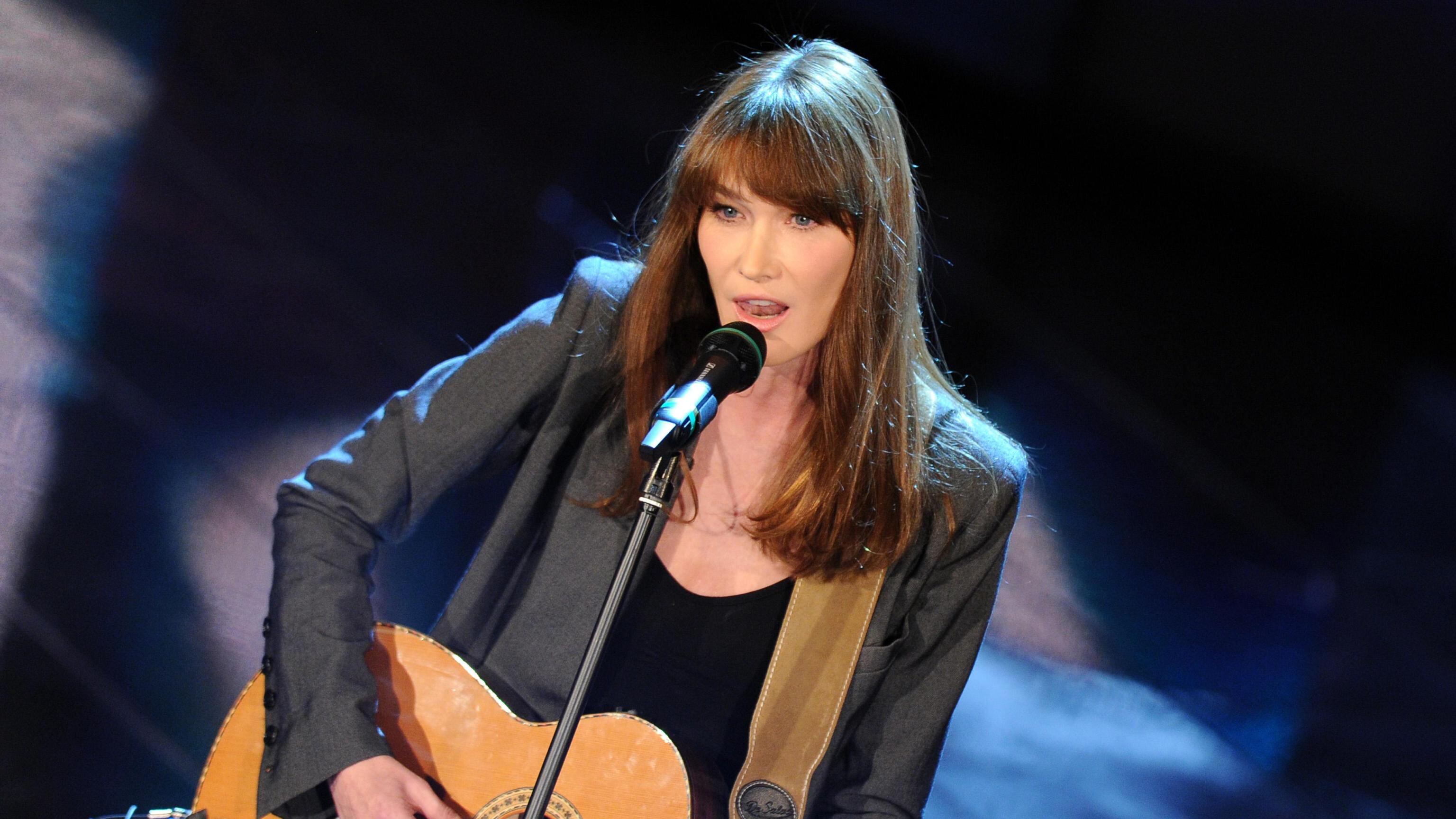 Carla Bruni sul palco dell'Ariston: canta dal vero o in playback?