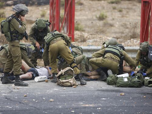 Continuano gli attacchi in Israele. Gerusalemme: "Uscite con le armi"