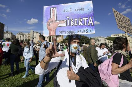 La manifestazione "no mask" oggi a Roma in Piazza San Giovanni 8