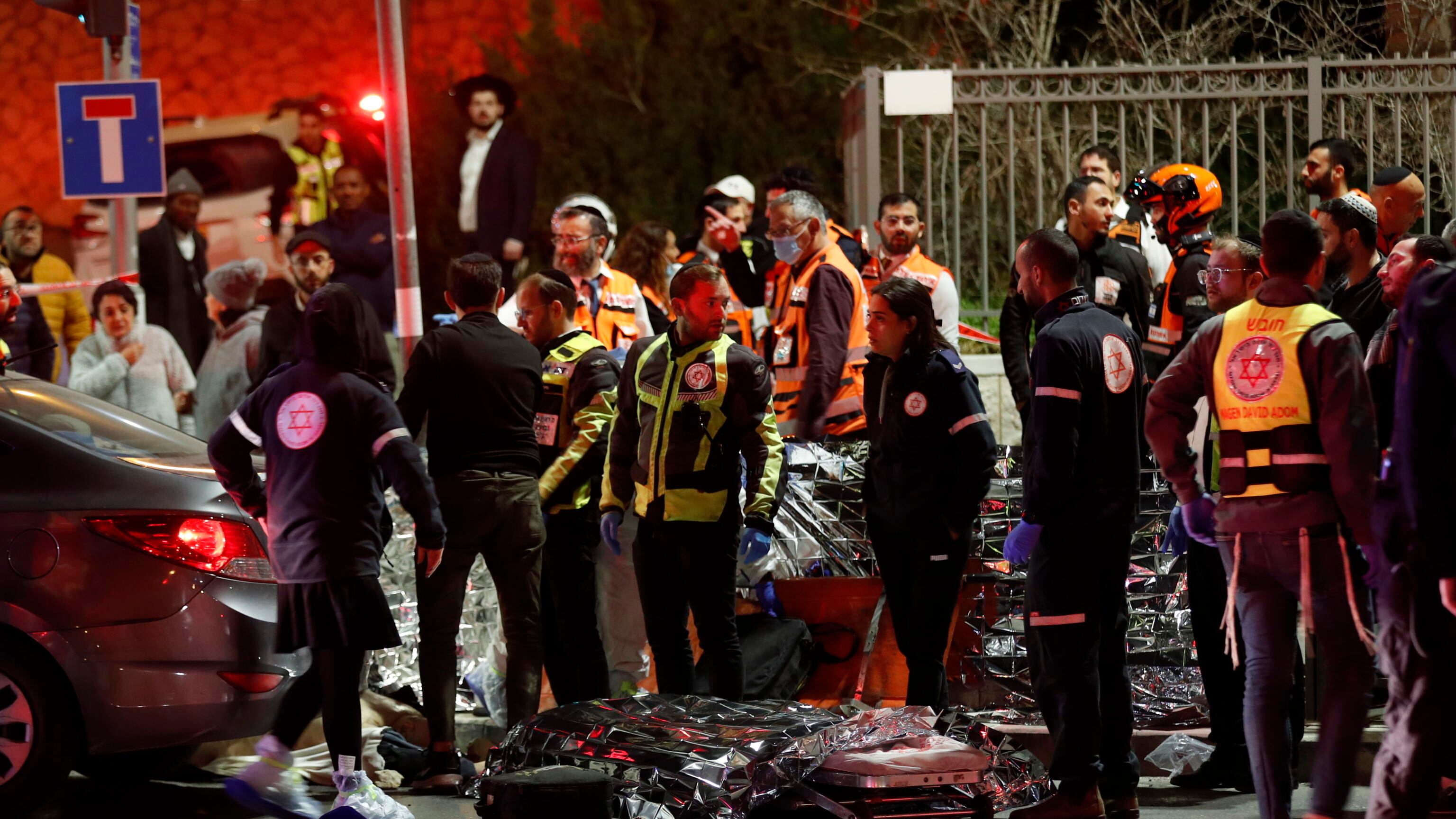 Spari a Gerusalemme, almeno 8 morti. Hamas esulta: "Vendetta per Jenin"
