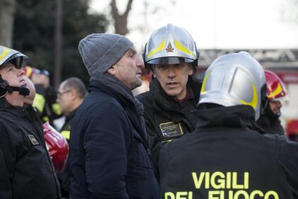 Roma, crollano tre piani di un palazzo 17