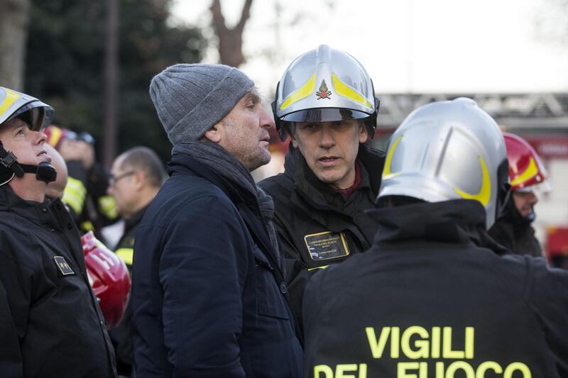 Roma, crollano tre piani di un palazzo 17