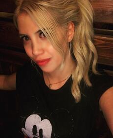 Wanda Nara hot, legge e mostra il lato b 7