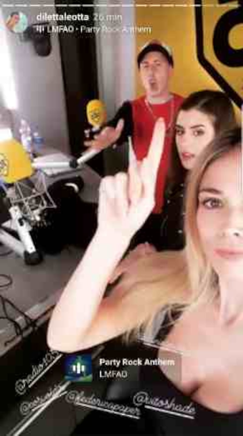 Diletta Leotta si scatena al ritmo di musica ma la scollatura è eccessiva
