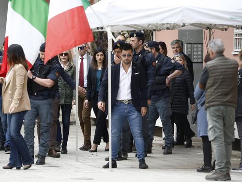 Virginia Raggi a Casal Bruciato per incontrare la famiglia rom
