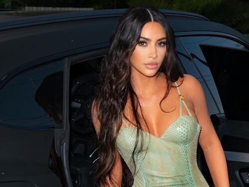 Kim Kardashian svela come avere un décolleté da urlo, ma i follower non le credono
