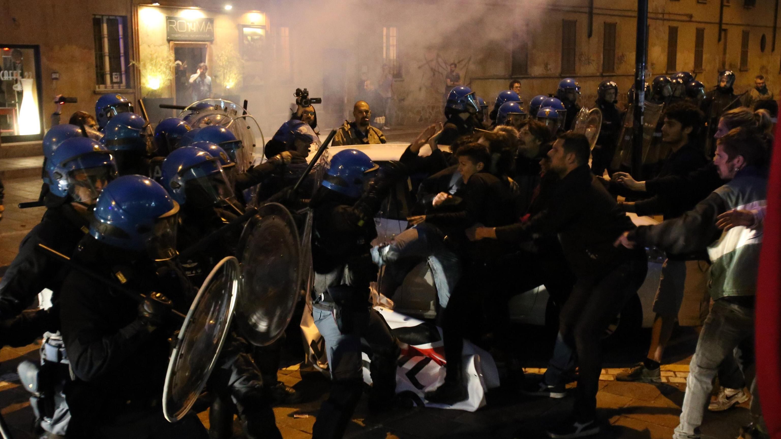 Uova e vernice contro Salvini. Ma lui non si lascia intimidire: "Imbecilli, non arretreremo"