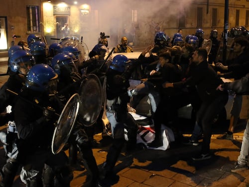 Uova e vernice contro Salvini. Ma lui non si lascia intimidire: "Imbecilli, non arretreremo"