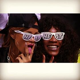 Rihanna mette in mostra il lato b e non solo 17