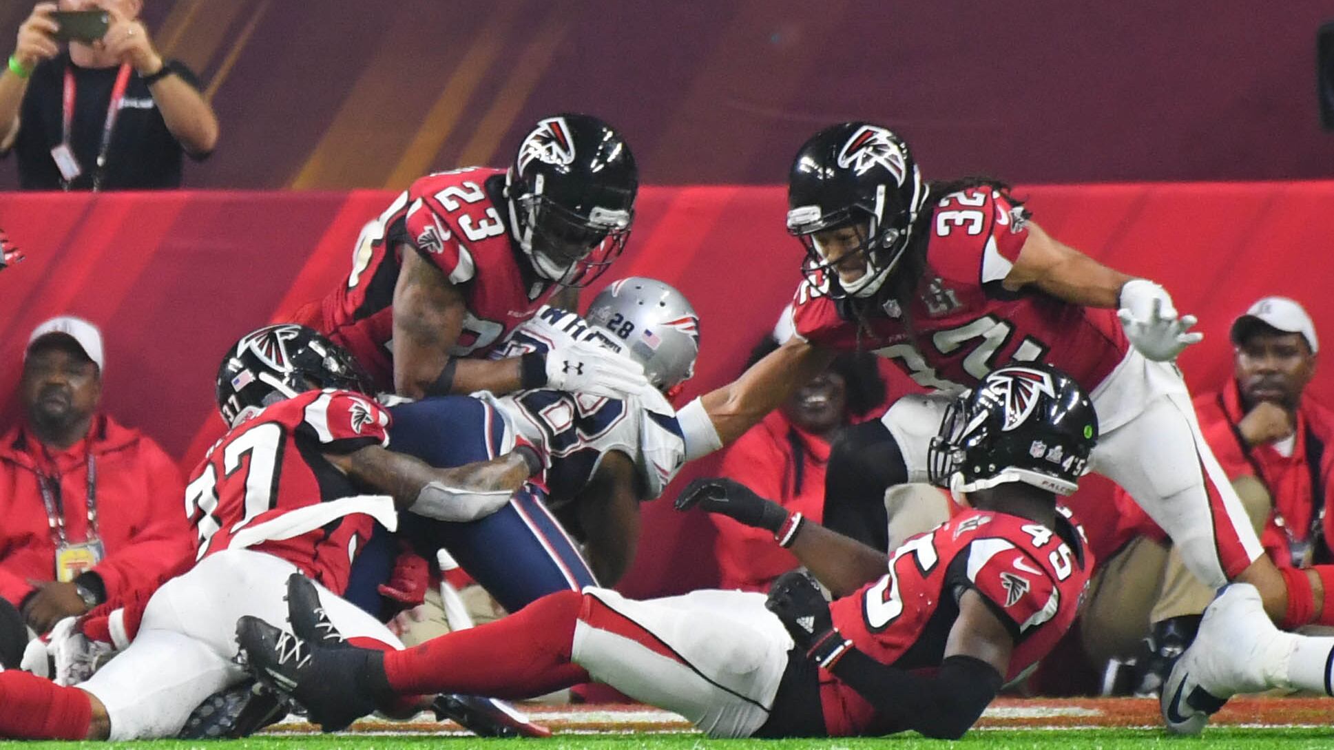 Il Super Bowl è show Esagerato pure il gelo