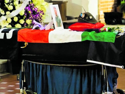 Tricolore e penne nere per l'ultimo saluto all'italiano Pineschi, combattente in Ucraina