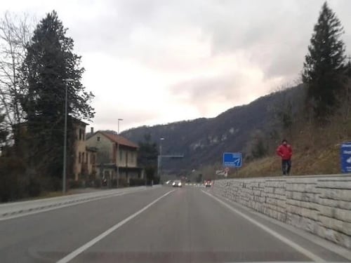 L'uomo di Fener che da trent'anni saluta gli automobilisti