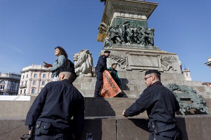 Vandalizzato il monumento equestre di piazza del Duomo 1