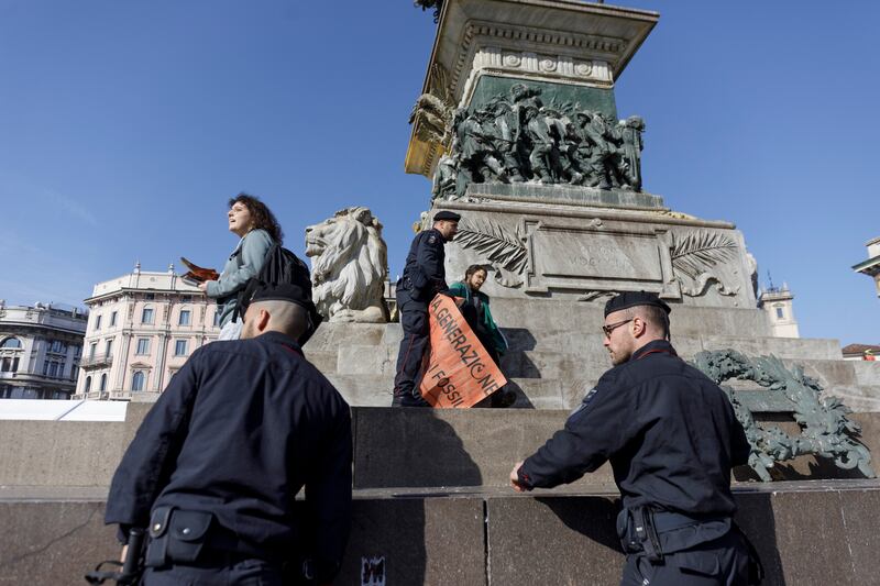 Vandalizzato il monumento equestre di piazza del Duomo 1